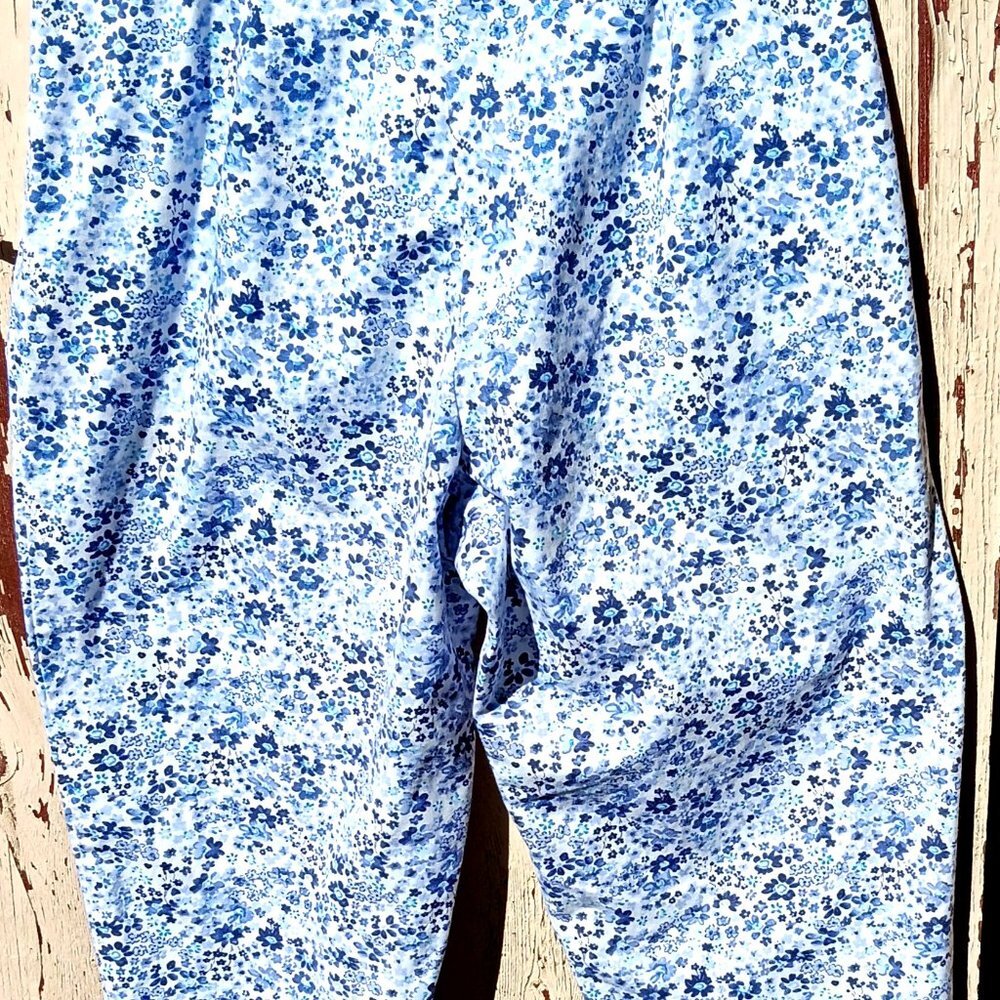 Chaus Crop Pants Side Zip Blue and White Floral Size 16 - Picture 8 of 10